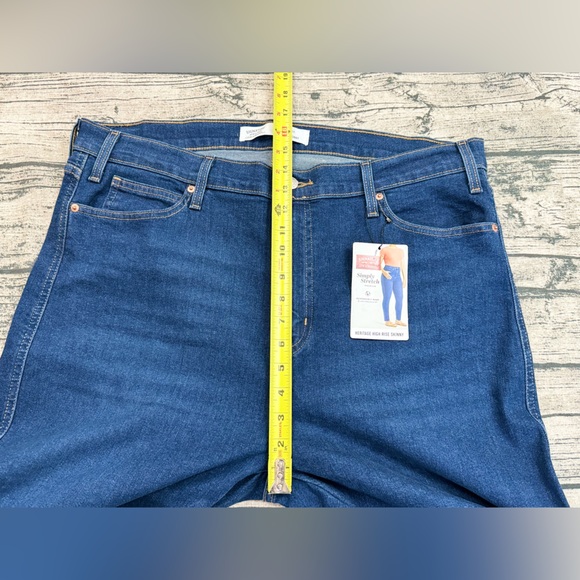 Levi's Women's Heritage High Rise Jeans, Size 20 W35, Distressed Knee, Raw Hem - Picture 4 of 14